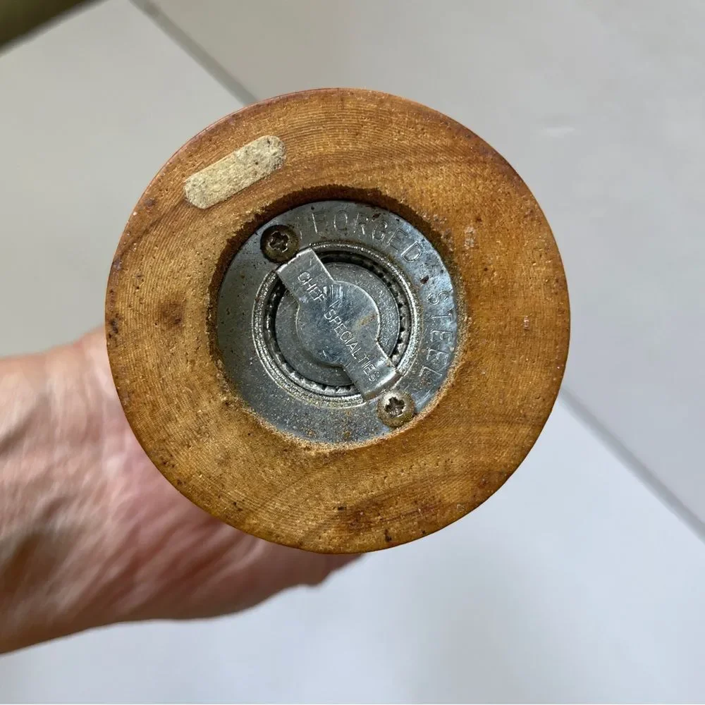 VINTAGE CHEF SPECIAL WOODEN PEPPER‎ MILL